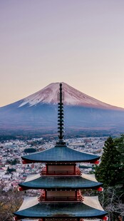 富士山下的日式塔楼美景