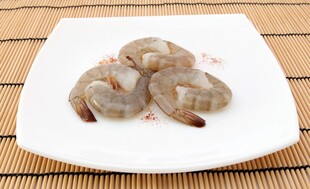 白盘上的新鲜大虾