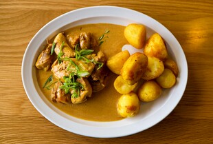 咖喱鸡肉配小土豆美食