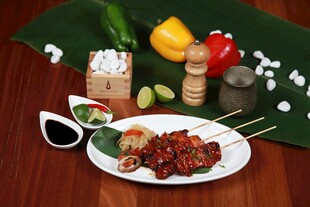 美味烤肉摆盘与调料