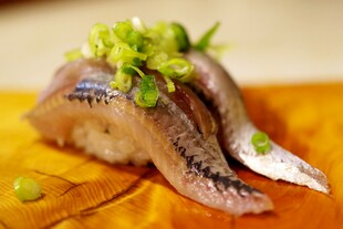 精致海鱼寿司配翠绿豌豆