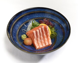 精致摆盘的美味三文鱼料理