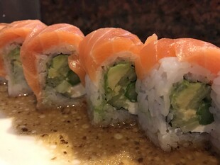 美味三文鱼牛油果寿司