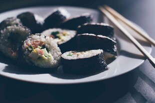 美味寿司摆放在盘中