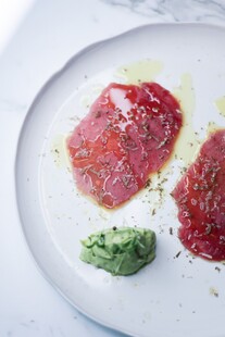 精致摆盘的美味生牛肉片