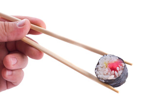 手用筷子夹起美味寿司