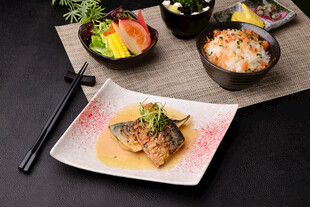精致日式料理摆盘展示