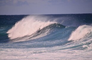 汹涌海浪拍打瞬间