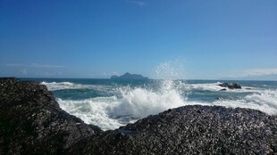 海浪拍击岸边岩石景观