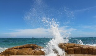 海浪拍击礁石的壮丽瞬间