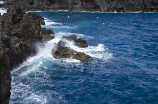 海浪拍打礁石的壮阔海景