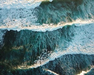 俯瞰壮阔海浪景观
