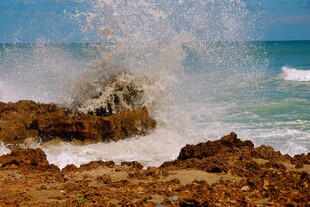 海浪拍击岸边礁石