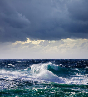汹涌海浪与阴沉天空景象