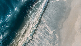 海边浪花拍打沙滩美景
