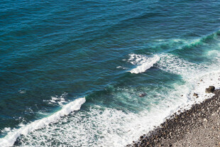 海岸边的激浪与冲浪者