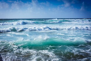 海浪翻涌的蔚蓝海洋