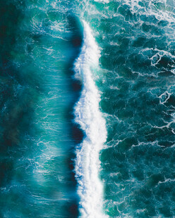 海上破浪景象
