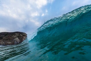 海浪翻涌的壮阔海洋景象
