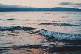海边日落时的翻涌海浪