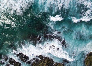 俯瞰汹涌海浪拍打礁石