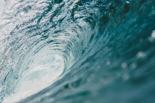 蓝色海浪内部壮观景象