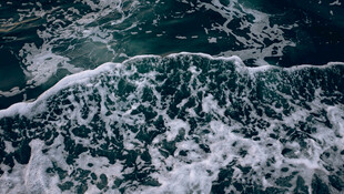 汹涌海浪的壮阔景象