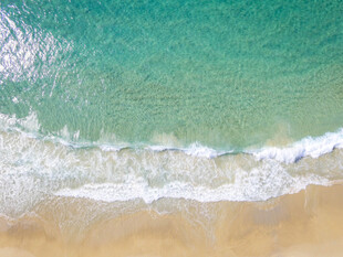 海边美景海浪轻拍沙滩