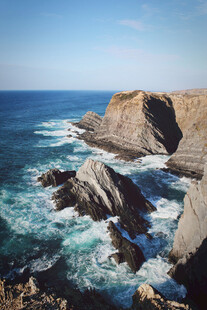 海岸边海浪拍打嶙峋礁石