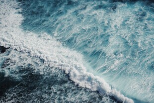 海浪翻涌的蓝色海洋画面
