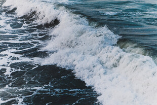 海浪翻涌的壮阔瞬间
