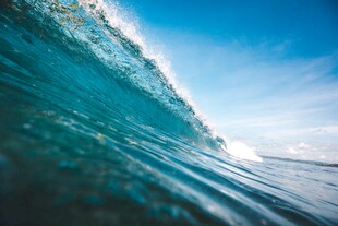 海浪下的蓝色梦幻视角