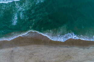 海边沙滩与海浪美景