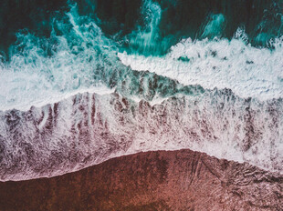 海浪拍打沙滩的美丽景象