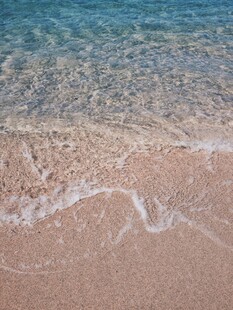 海边沙滩上的轻柔海浪