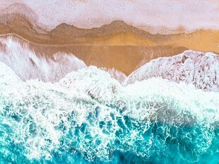 海浪翻涌的壮阔海洋景观