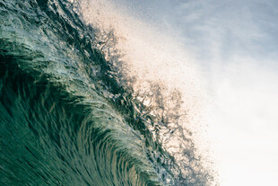 汹涌海浪光影交织瞬间