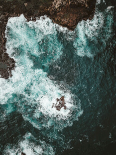汹涌海浪拍击礁石场景