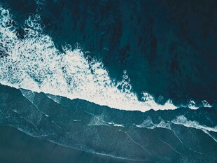 海浪翻涌的壮阔海洋景观