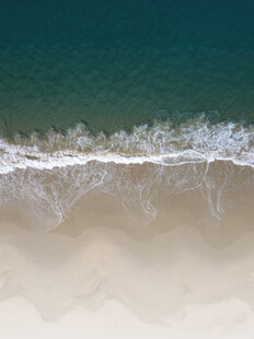 俯瞰沙滩海浪美景