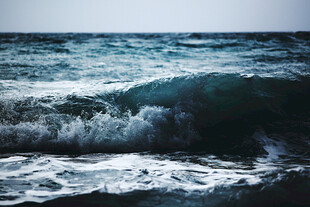 海浪翻涌的壮阔海洋景象