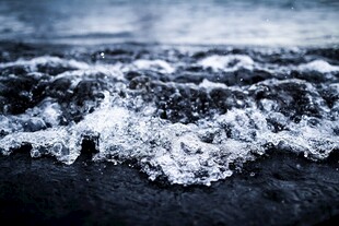 海浪拍打岸边的瞬间