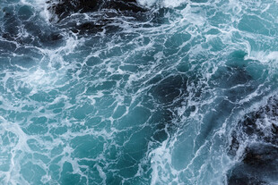 汹涌澎湃的蓝色海浪