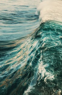 汹涌海浪的壮阔瞬间