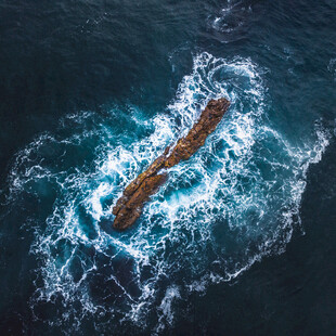 海上孤舟破海浪