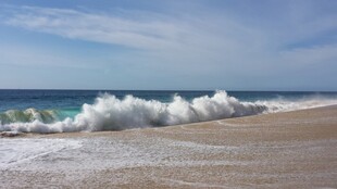 海浪拍打沙滩海边美景