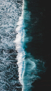 海浪翻涌的壮阔瞬间