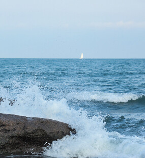 海边礁石旁的翻涌海浪