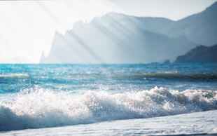 海边阳光海浪风景图