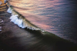 夕阳下的海浪翻滚美景